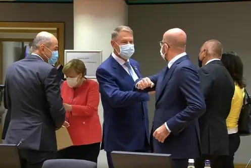 Iohannis la negocierile cu mască/FOTO: hotnews.ro