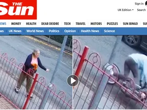 O femeie pe bicicletă a fost lovită mortal de o mașină. A fost  bruscată să coboare de pe trotuar - Foto: The Sun / Captură video