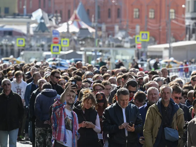 Oamenii stau la coadă pentru a participa la o ceremonie de adio în fața clădirii Sălii Coloanelor, unde a avut loc o ceremonie de adio pentru ultimul lider al Uniunii Sovietice - Foto: Profimedia Images/AFP/Natalia Kolesnikova