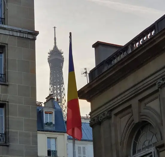 Din curtea Ambasadei României de la Paris se poate vedea Tour Eiffel/FOTO: facebook.com