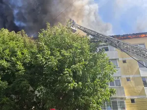 Acoperișul unui bloc ce patru etaje a luat foc în Piatra Neamț. Pompierii caută oamenii blocați  - Foto: ISU Neamt