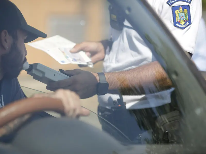 În Dolj, polițiștii au dat 225 de sancţiuni contravenţionale în valoare totală de peste 90.000 de lei și au reţinut 37 de permise de conducere - Foto: INQUAM PHOTOS/ George Călin