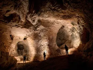 Locul din România unde curge un râu alb ca „laptele”. Trebuie să treci un portal ca să ajungi acolo - Foto: pădureacraiului.ro