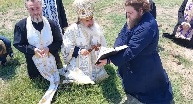 Arhiepiscopul Tomisului, ÎPS Teodosie, s-a rugat pe câmp, în genunchi, pentru ploaie. / Foto: news.ro