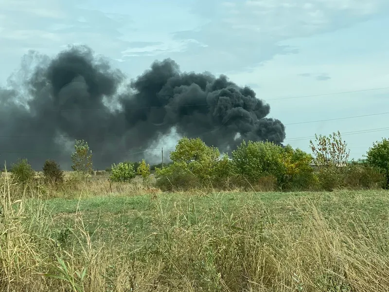 Incendiu de anvelope şi furaje, cu degajări mari de fum, la Adunaţii Copăceni. / Foto: jurnalgiurgiuvean.ro