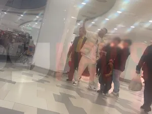 Anchetat pentru droguri, Gheboasă se pozează cu fanii la mall și dă asigurări că nu a „ciripit” - Foto: captură video