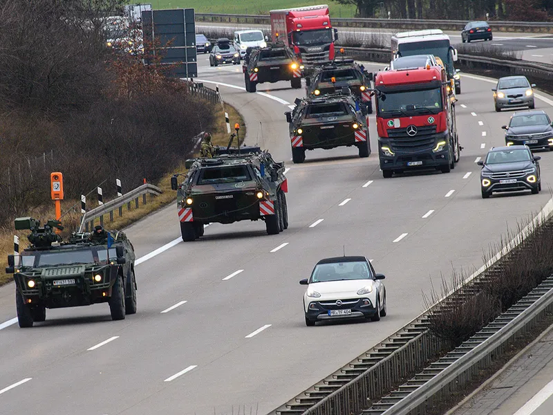 Vehicule ale Bundeswehr-ului se deplasează pe autostrada A2 din Germania - Foto: Profimedia Images