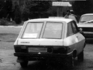 Dacia 1300 Coupe Hatchback: lunetă din 2 geamuri de autobuz. Nu s-a putut turna dintr-o bucată - Foto: automobileromanesti.ro