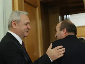 Dragnea îl bate pe Toader. Pe spate/FOTO: Inquamphotos