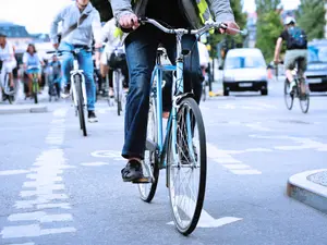 Producătorii de automobile, obligați să promoveze mersul pe jos și cu bicicleta în Franța. / Foto: motorward.com