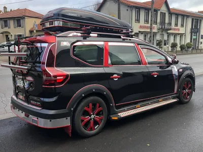 „Tuning”: Cum a transformat un șofer din Franța o Dacia Jogger în „culmea kitsch”-ului - Foto: Facebook/Dacia Duster Trails & Technical