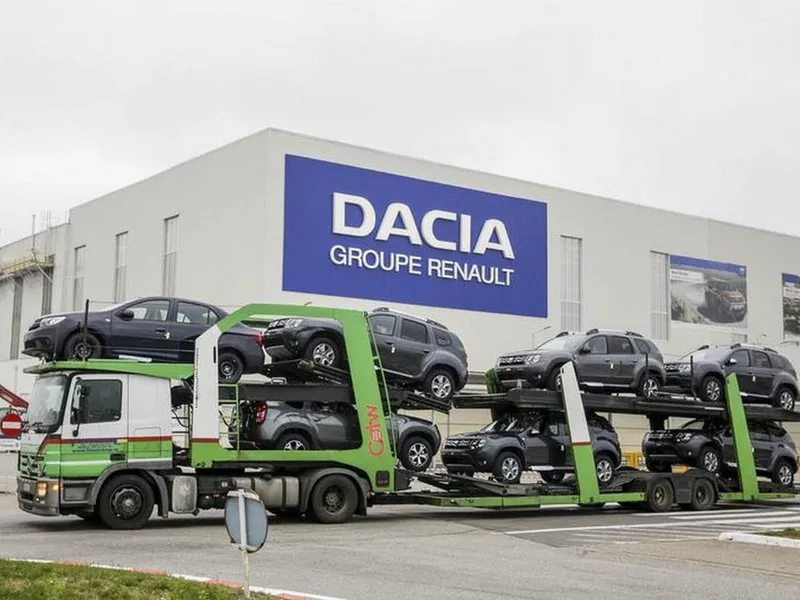 Dacia vinde de rupe, dar este obligată să oprescă producția în România. Nu are semi-conductori - Foto: INQUAM PHOTOS / Adel Al-Haddad - Imagine cu rol ilustrativ