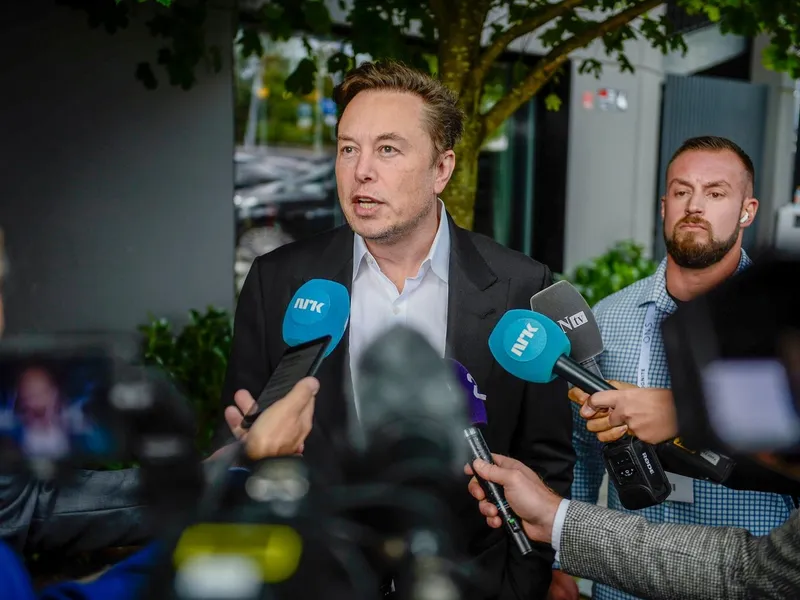 Elon Musk avertizează că probabilitatea unui război nuclear „crește rapid” - FOTO: Profimedia