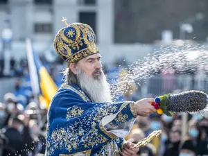 Banul, „ochiul” lui ÎPS Teodosie. Arhiepiscopia lui a vândut sticle goale de Bobotează de 40.000 € - Foto: INQUAM PHOTOS / Daniel Stoenciu