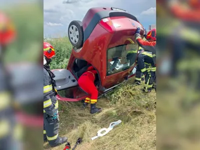 Accident greu de explicat: O Dacia Logan s-a înfipt la propriu cu botul în pământ - Foto: ISU