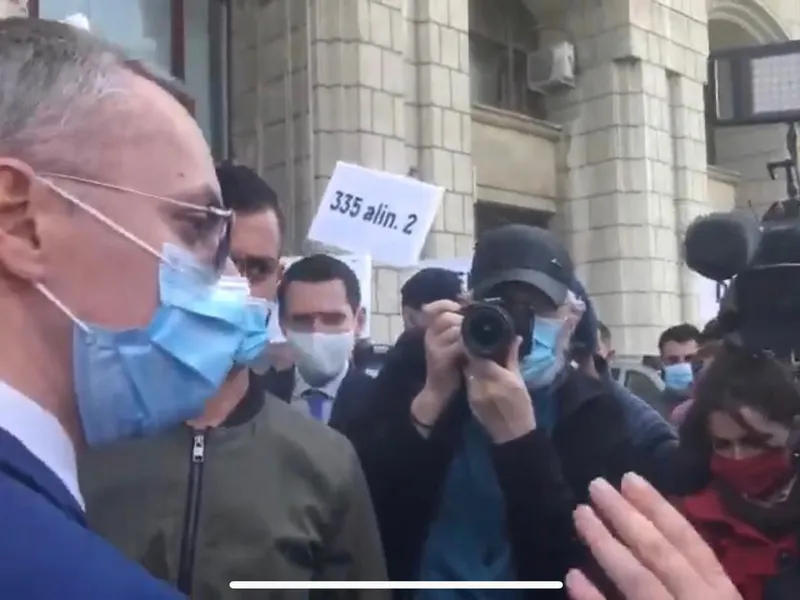 Stelian Ion, luat prin surprindere de protestatari care nu manifestau pentru dosarul „10 august”/FOTO: YouTube