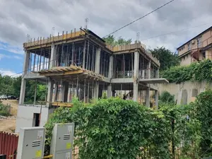 Familia fostului şef al Inspectoratului în Construcţii Iași a ridicat un bloc ilegal în Păcurari/FOTO: ziaruldeiasi.ro