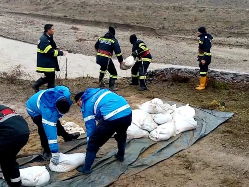 Pompierii repară digul spart sâmbătă pe Teleajen. Sursa foto: ziarulincomod.ro