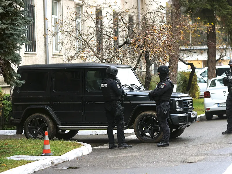 Mașina cu care Horațiu Potra venea la București și în care au fost găsite pistoale, cuțite, arme albe și bani - Foto: INQUAM PHOTOS/ George Călin