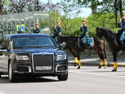 Kortezh seamănă cu un Rolls Royce Phantom împerecheat cu un Mercedes S-Klasse, la nivelul blocurilor optice spate