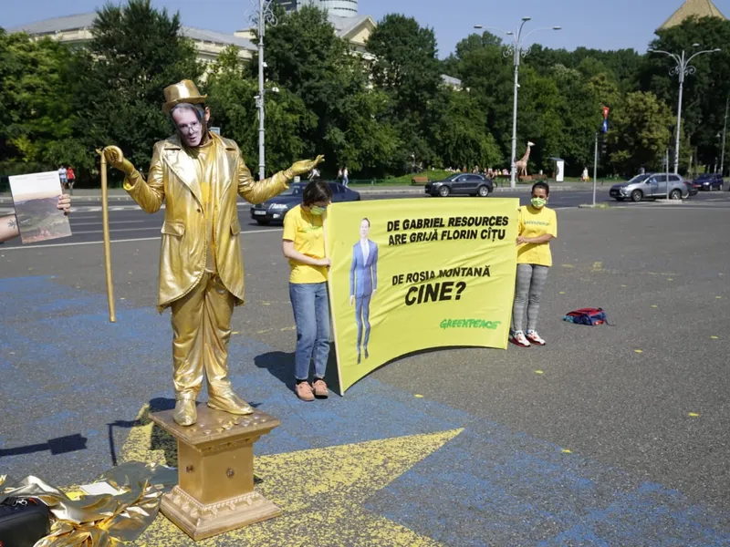 Greenpeace România i-a ridicat statuie lui Cîțu. FOTO: Greenpeace/Facebook