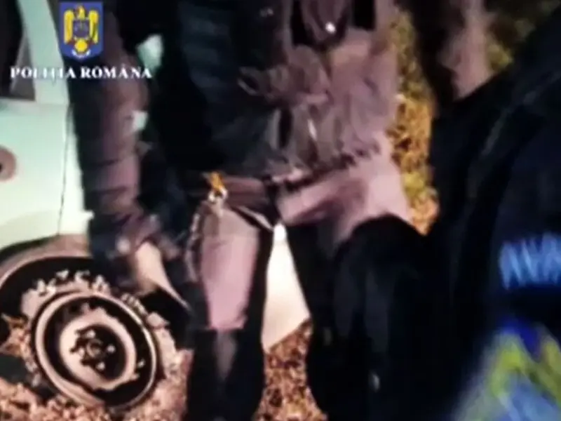 VIDEO Un şofer din Giiurgiu ameninţa oamenii cu o sabie. A fost imobilizat şi dus la Poliţie - Foto: Poliţia Română