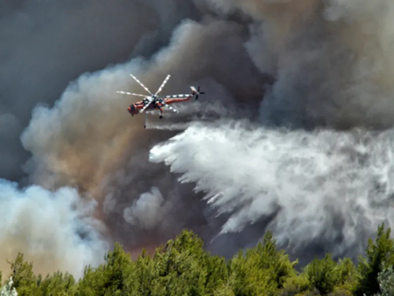 Un incendiu de vegetație ”incontrolabil” ameninţă suburbiile Atenei. / Foto: news.ro