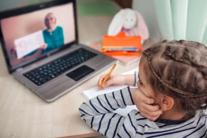 14 școli din Capitală nu au convins niciun profesor să se vaccineze. Tot atâtea au ieșit din online/ Huff UK