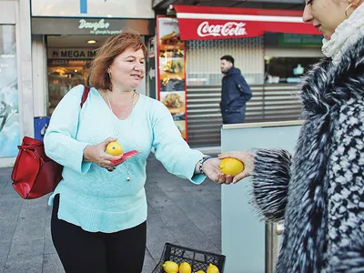 Ioana Uricaru a împărțit lămâi în București și invitații la film