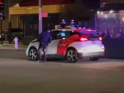 Un polițist a tras pe dreapta o mașină autonomă, fără șofer, în SUA. Foto: captură video