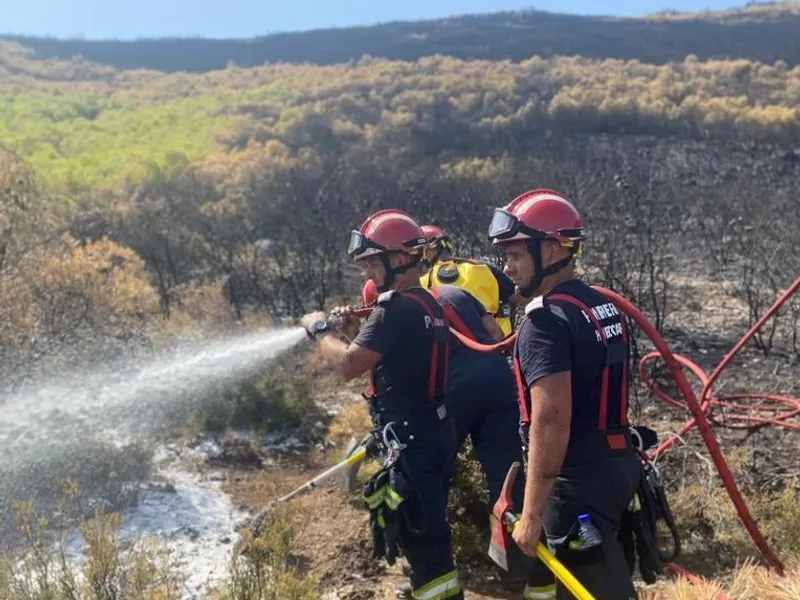 142 de pompieri au luptat cu flăcările din Grecia. FOTO: IGSU/Facebook