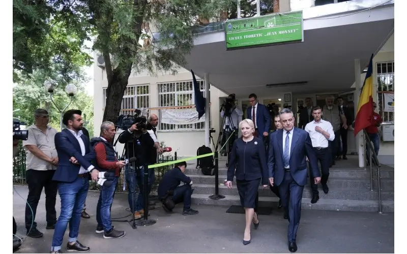 Viorica Dăncilă și soțul ei, la ieșirea din secția de vot Foto: guv.ro