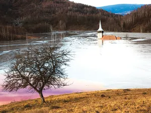 REZIDUURI  Mina de la Roșia Poieni a generat un lac care a îngropat un sat - Foto: INQUAM PHOTOS/ Melinda Nagy