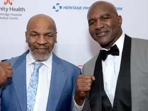 Boxerul american Mike Tyson a anunţat că că îl va înfrunta pe compatriotul său Evander Holyfield în data de 29 mai, la aproape un sfert de secol de la precedentul lor duel. / Foto: cbssports.com