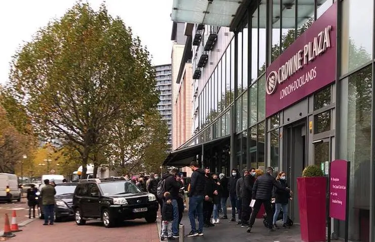 Coadă la secție de votare din Londra. Foto RFI