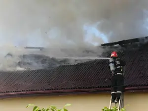 Un bărbat a rămas sub cerul liber după ce casa i-a luat foc. S-a jucat cu petardele - Foto: Arhive ISU