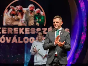 Eduard Novak, ministrul Sportului, a înmânat un premiu la Gala Sportivul Anului de la Budapesta Foto: Facebook