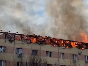 Incendiu puternic, la mansarda unui bloc din Timișoara. 60 de persoane, evacuate. / Foto: opiniatimisoarei.ro