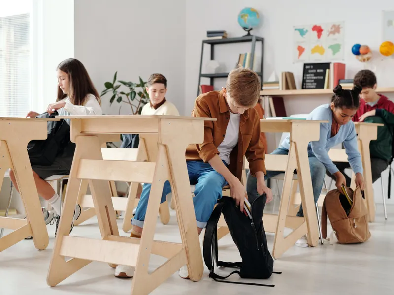 Elevii de clasa a IV-a dau examen la Limba maternă. Foto: Pexeles.com