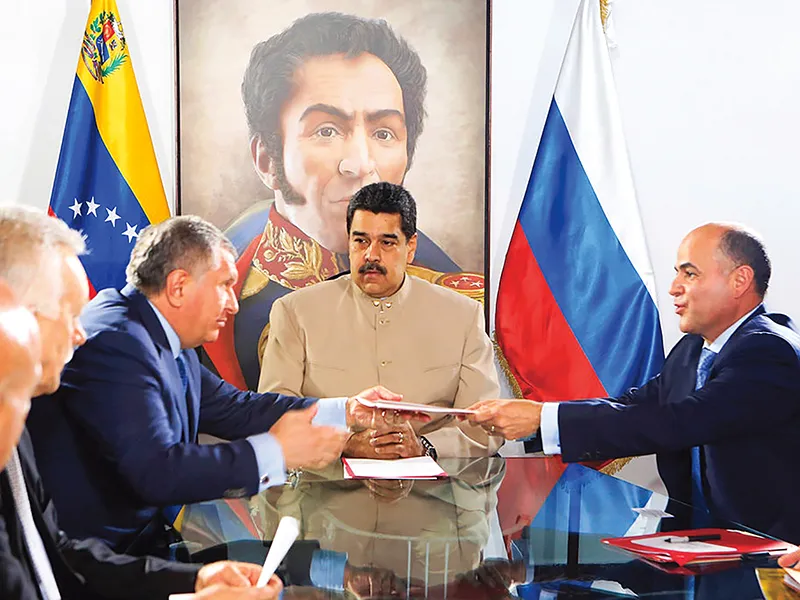 Președintele Nicolas Maduro „prezidează“ predarea monopolului asupra petrolului către Rosneft, reprezentată de Igor Sechin, apropiat al lui Putin