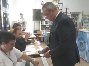 Nicolae Ciucă a votat la Balotești. „Fiecare să meargă la vot şi să decidă viitorul ţării” - Foto: News.ro