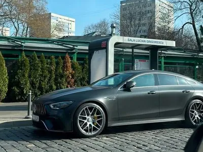 Mercedes de 250.000 €, parcat în stația STB. Clotilde Armand se laudă cu peste 10.000 de amenzi. - Foto: Facebook/Clotilde Armand