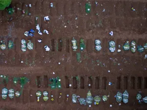 Numărul de decese de COVID e așa de mare în Brazilia, că morții sunt îngropați în viteză, în cimitire uriașe. Foto Getty Images