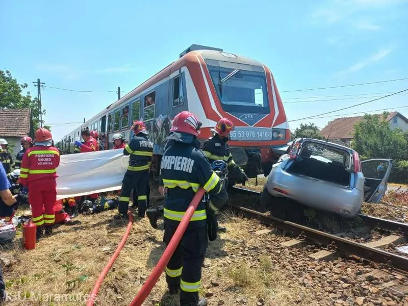 O șoferiță nu a oprit la trecerea la nivel cu calea ferată. Trenul nu a iertat-o, mașina praf - Foto: ISU Maramureș