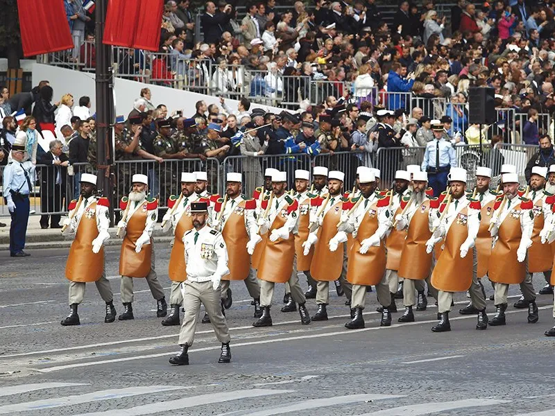 Militari din Legiunea Străină mărșăluiesc pe Champs-Élysées din Paris, în cadrul paradei de Ziua Națională a Franței, 14 iulie