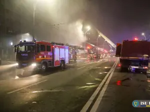 La stingerea incendiului au intervenit 14 autospeciale Foto: ISU București