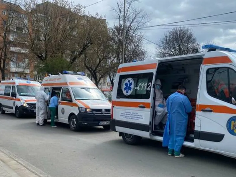 Rând de ambulanţe, cu pacienți COVID, la Spitalul Judeţean Arad. Foto: Iustin Cionca / Facebook