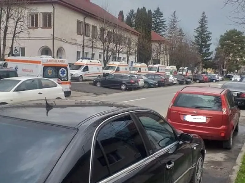 Ambulanțele așteaptă în rând la „primiri urgențe” / news.ro