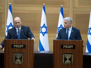 Bennett şi Lapid formaseră în iunie 2021 o coaliţie unică în istoria Israelului, reunind partide de dreapta, de centru, de stânga şi pentru prima oară o formaţiune arabă - Foto: Profimedia Images