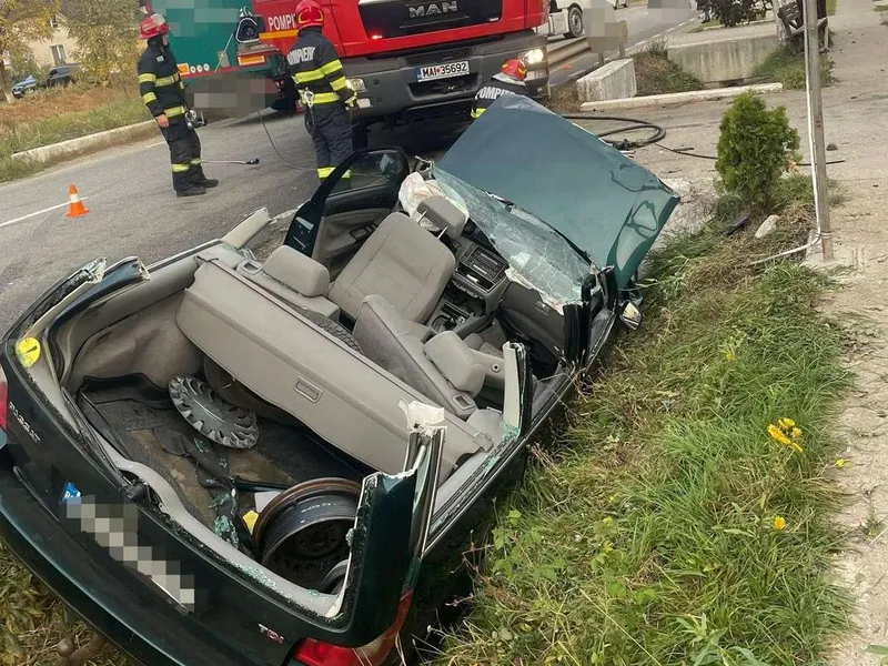 Un VW Passat s-a înfipt într-un cap de pod, 2 victime. Femeia de la volan era începătoare - Foto: Facebook/Info Trafic 24